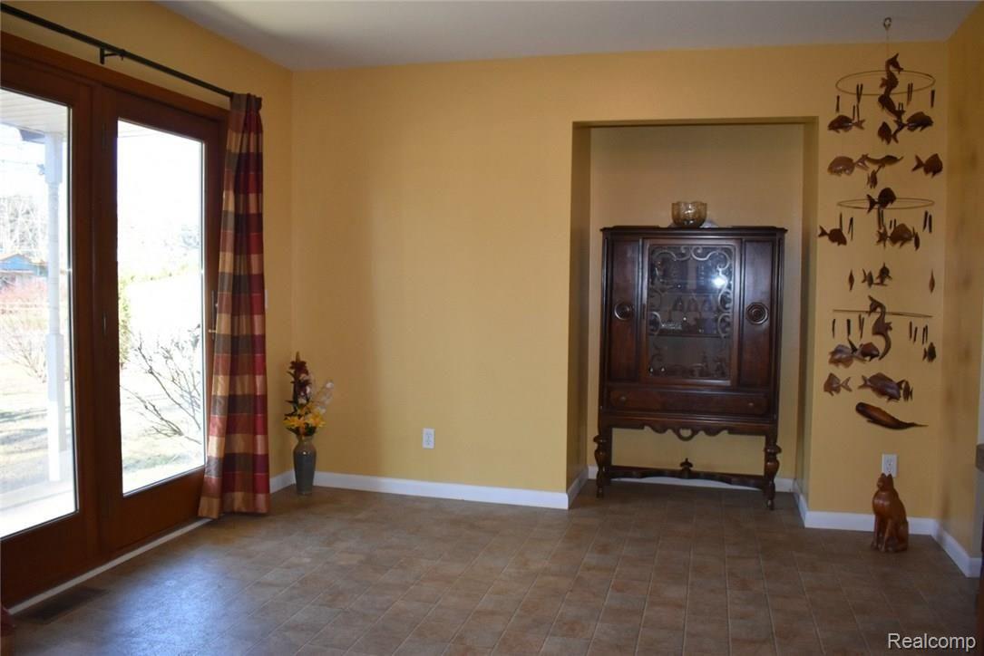 9581 Kress Road Pinckney, MI 48169 - Photo 9 of 25 8 DINING AREA.JPG