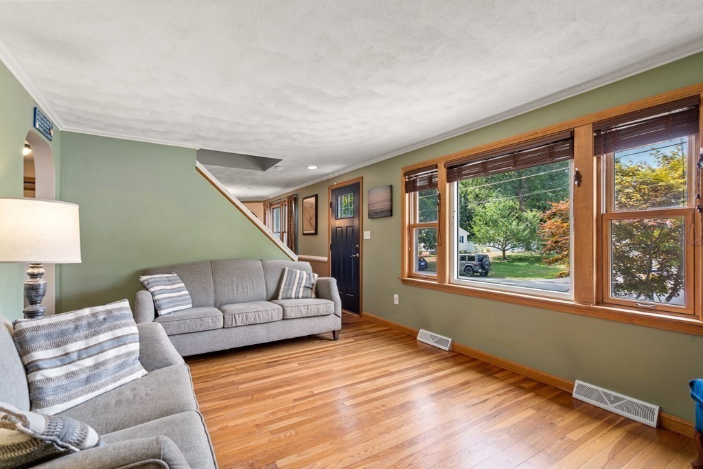 2 Arakelian Drive Billerica, MA 01821 - Photo 4 of 31