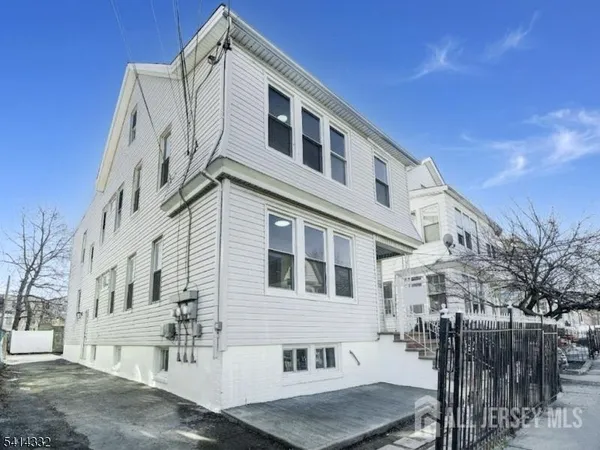 $2,700 | 186 Isabella Avenue, Unit 1, Irvington, NJ 07111