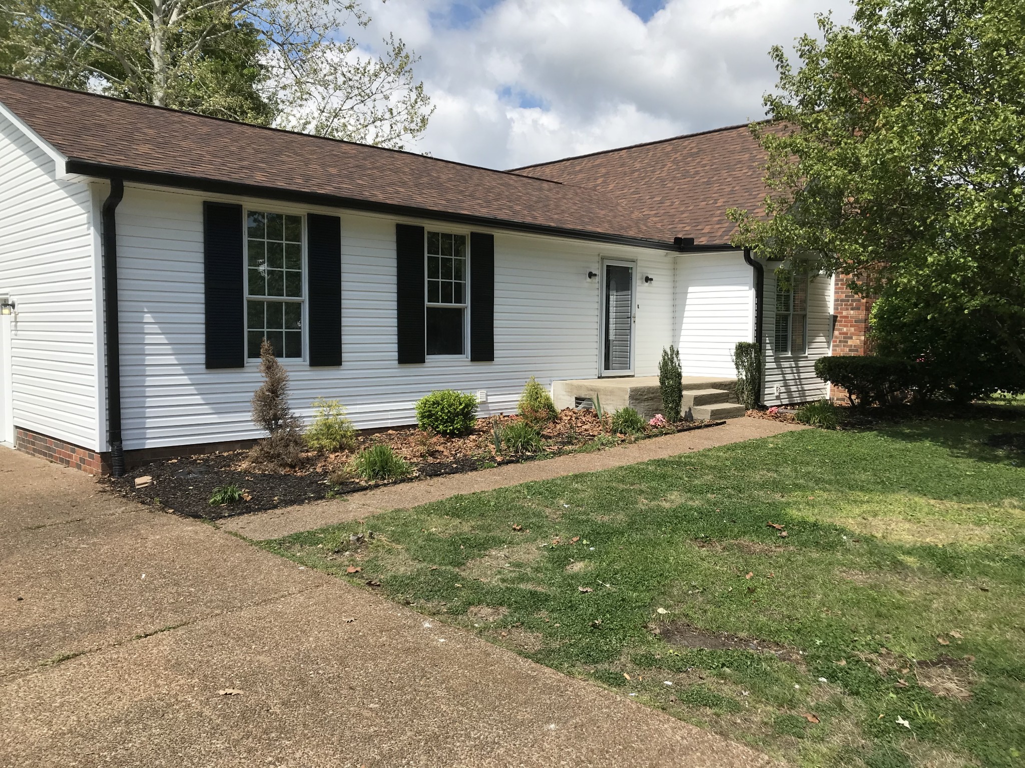 3361 Country Way Road Antioch, TN 37013 - Photo 3 of 23 a front view of a house with garden
