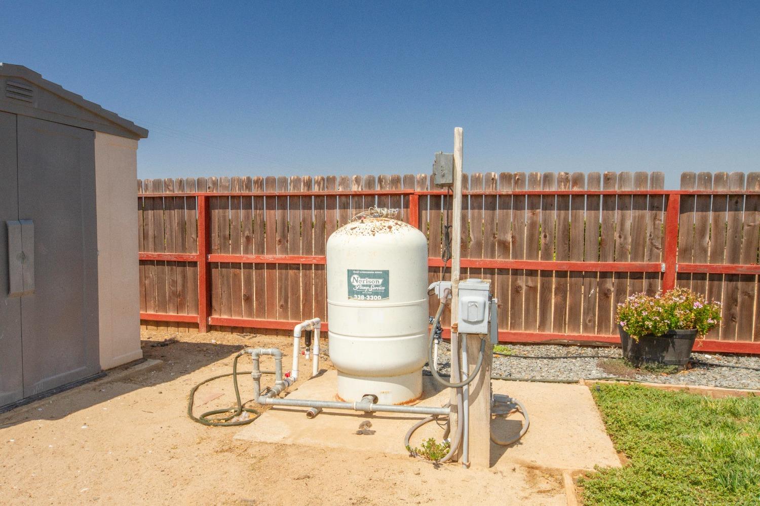 5357 South Hills Valley Road Orange Cove, CA 93646 - Photo 52 of 55 a view of a chairs and table in the patio