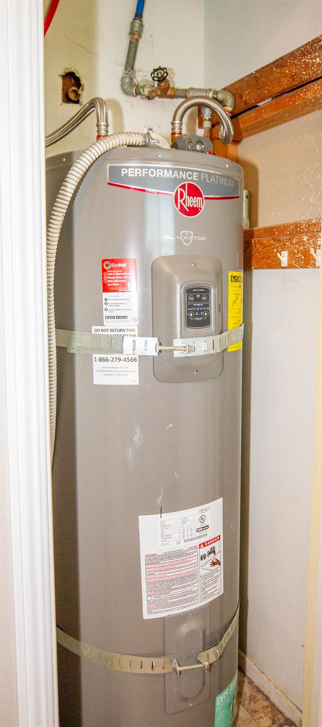 5357 South Hills Valley Road Orange Cove, CA 93646 - Photo 53 of 55 a utility room with washer and dryer