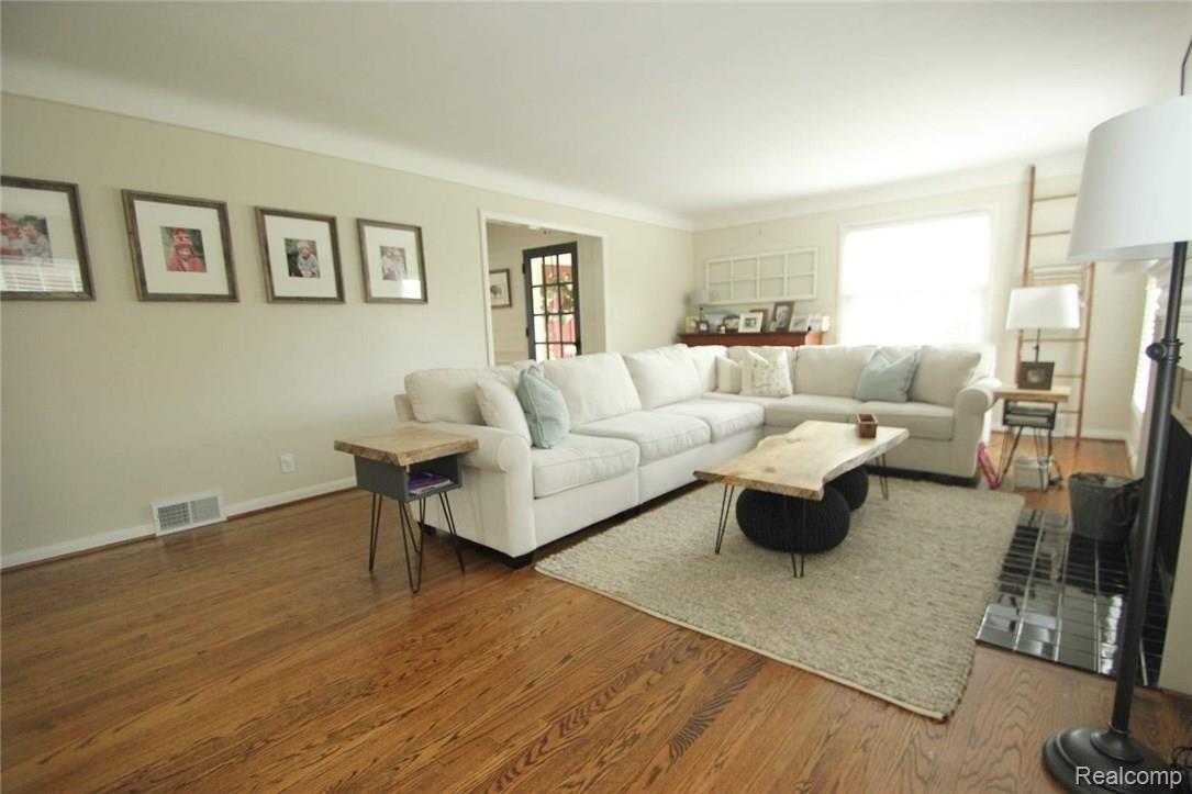 1091 North Oxford Road Grosse Pointe, MI 48236 - Photo 11 of 25 11Living.JPG