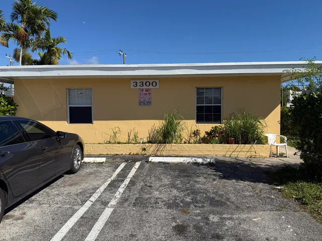 a view of back yard of the house