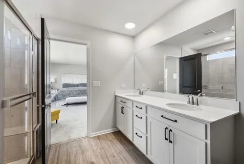 a en suite bathroom with a double vanity sink and mirror