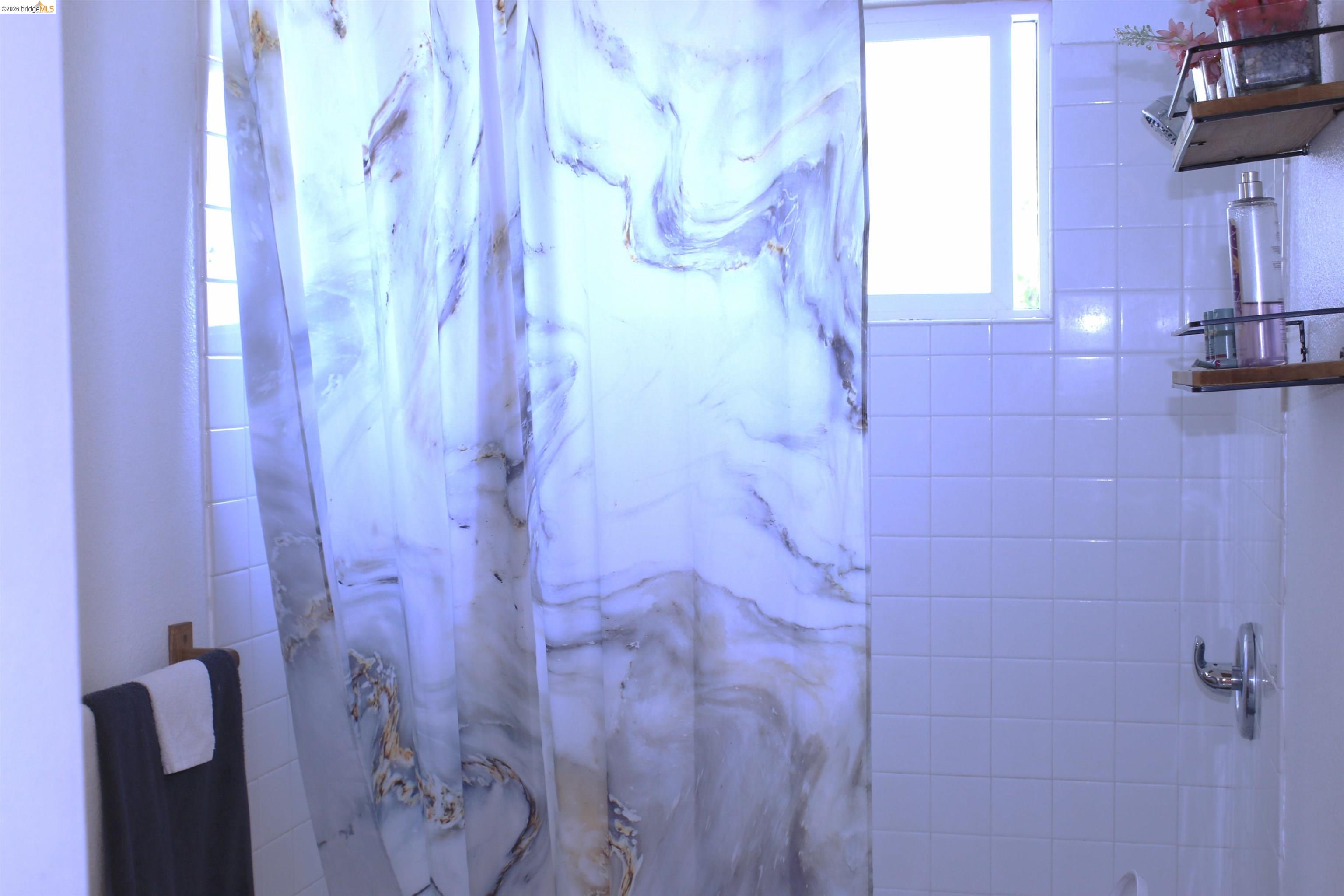 190 Tahoe Drive Rio Vista, CA 94571 - Photo 20 of 44 Bathroom with curtained shower