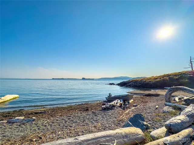 a view of a small yard