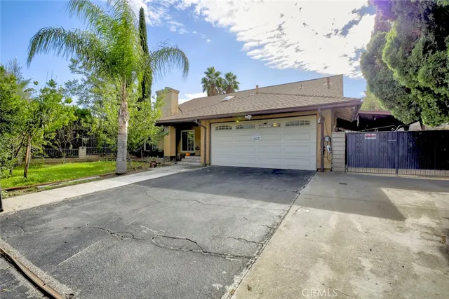 a view of a house with a yard and garage