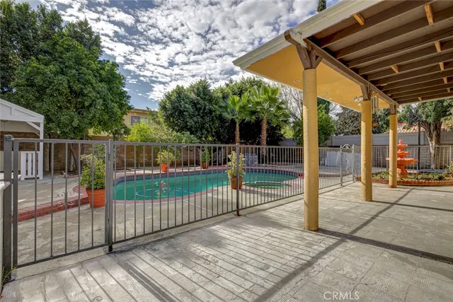 a view of a backyard