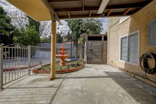 a view of a house with backyard and porch
