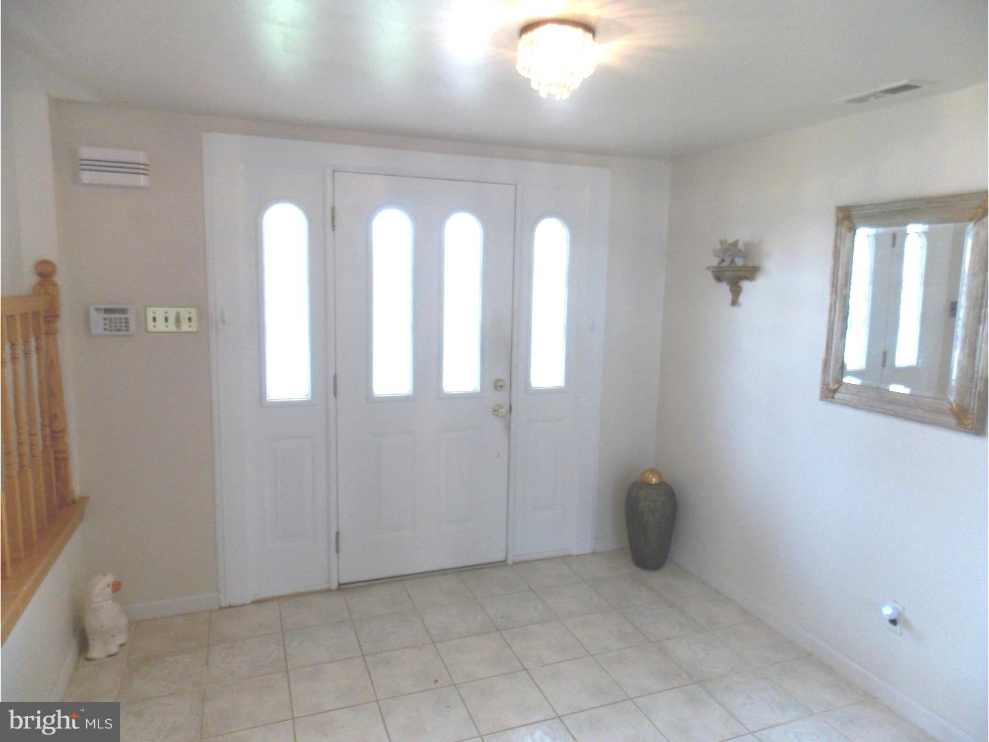 9739 Chapel Road Philadelphia, PA 19115 - Photo 3 of 15 Foyer