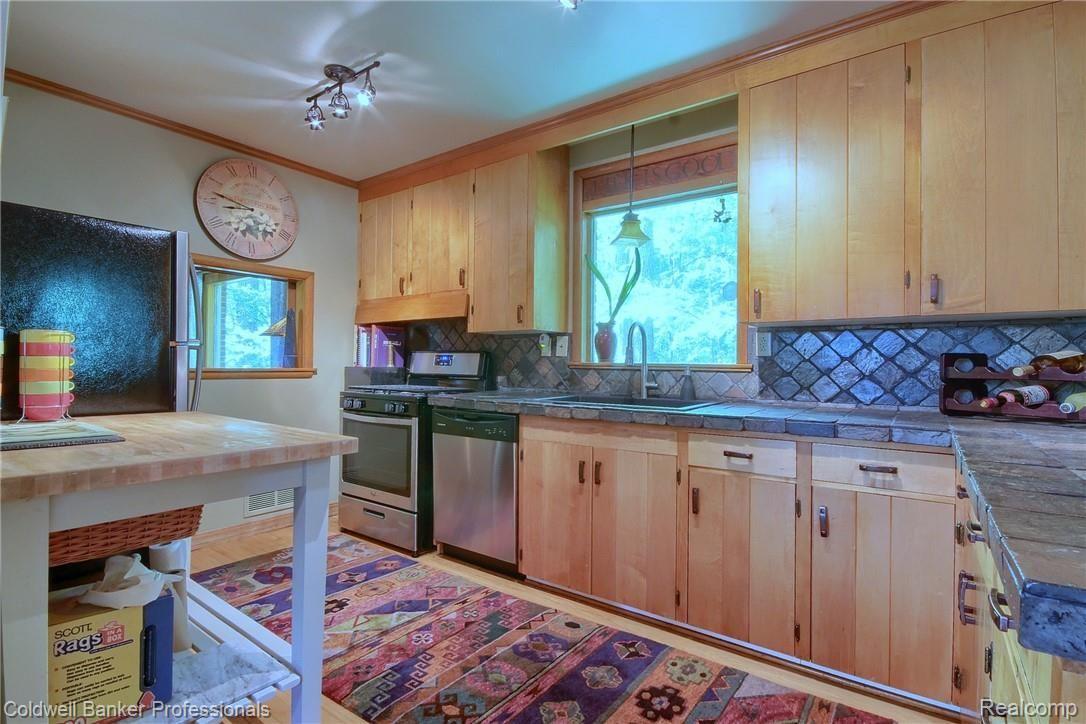 3900 Napier Road Canton, MI 48187 - Photo 13 of 28 013-Kitchen.jpg
