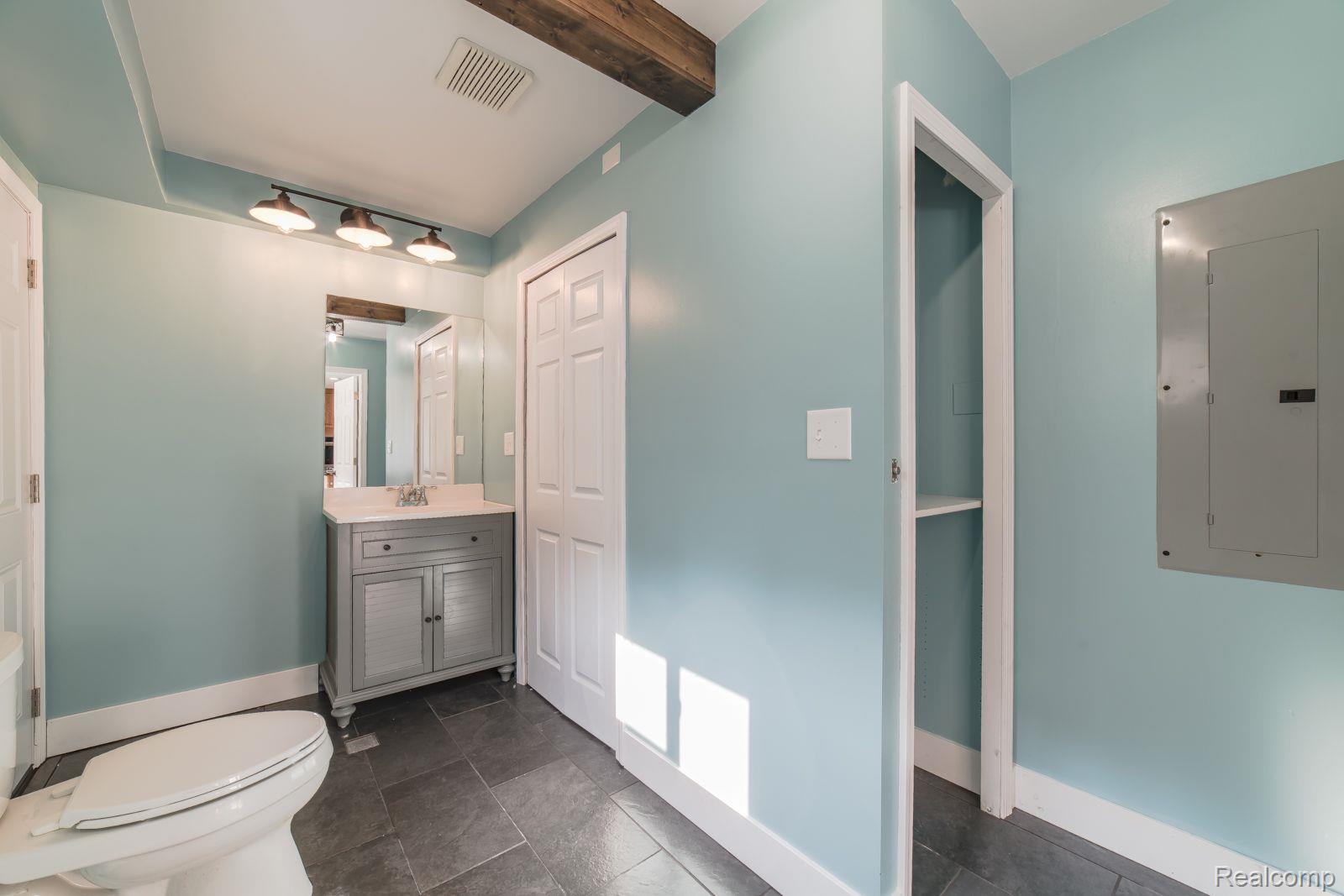 2007 Henbert Road West Bloomfield, MI 48324 - Photo 23 of 54