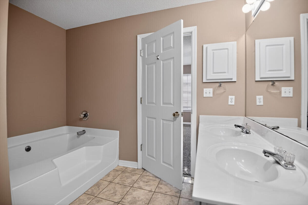 4654 Sunsail Circle Destin, FL 32541 - Photo 12 of 22 a bathroom with bathtub