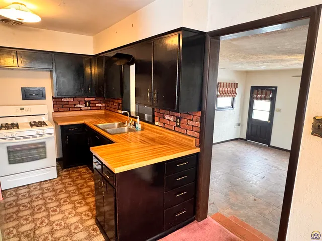 $135,000 | 430 Northeast Wabash Avenue, Topeka, KS 66616