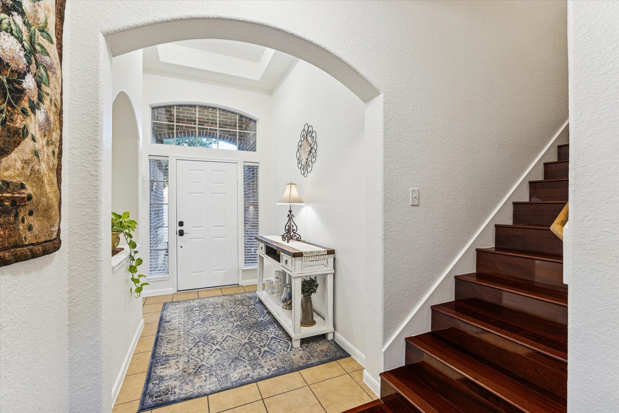 191 Maple Grove Drive Conroe, TX 77384 - Photo 3 of 27 Inviting front entry with tray ceiling.