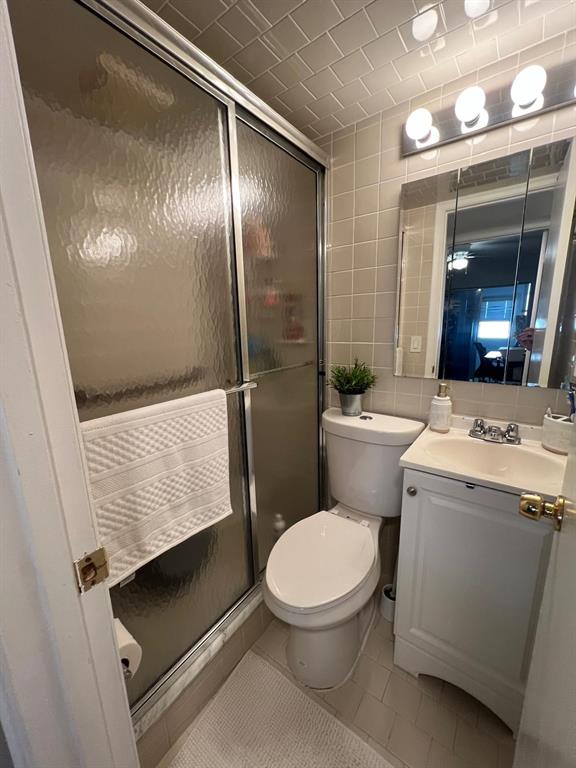 418 Durham, Unit 418 Deerfield Beach, FL 33442 - Photo 14 of 47 a bathroom with a toilet sink and shower