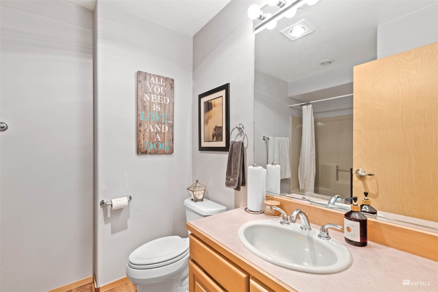 13699 Whitebird Place Orondo, WA 98843 - Photo 33 of 36 a bathroom with a sink and a mirror