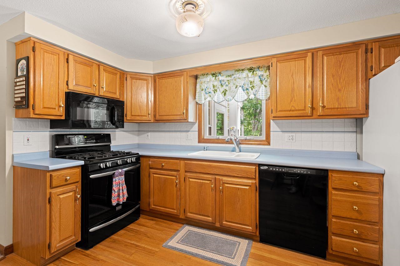 39 Autumn Run Hooksett, NH 03106 - Photo 8 of 38