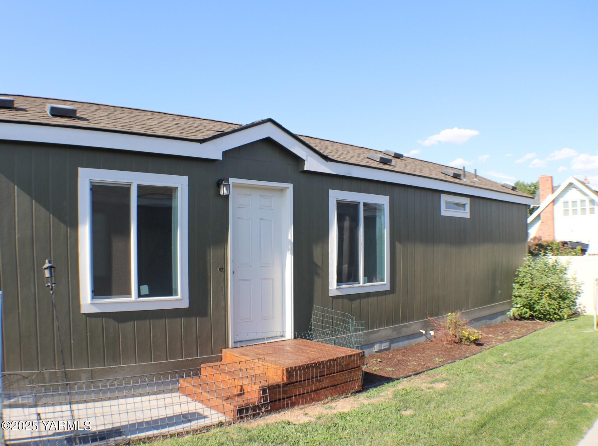 1418 Hathaway Street, Unit 24A Yakima, WA 98902 - Photo 4 of 12 a front view of a house with garden