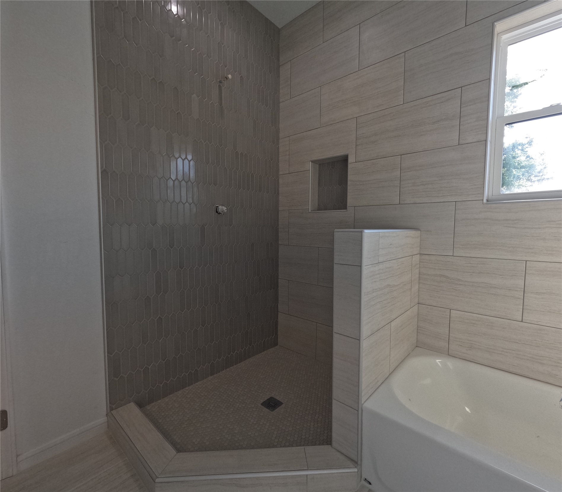 9427 Coffee Street Houston, TX 77033 - Photo 21 of 23 Primary Bedroom Shower and Tub