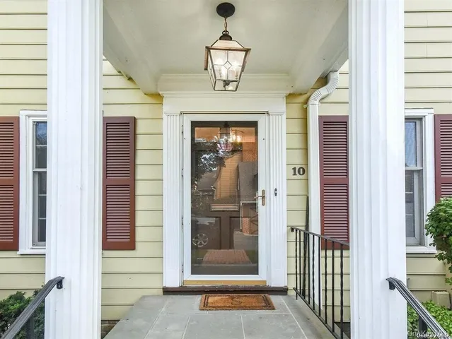 a view of entryway with a front door