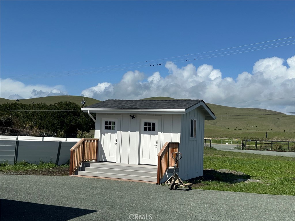 1970 Quintana Road Morro Bay, CA 93442 - Photo 26 of 38 a view of a back yard of the house