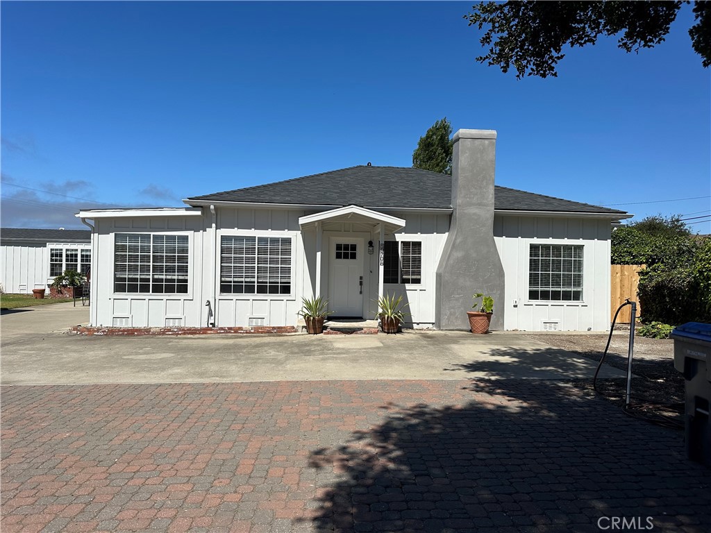 1970 Quintana Road Morro Bay, CA 93442 - Photo 3 of 38 front view of a house with a outdoor space
