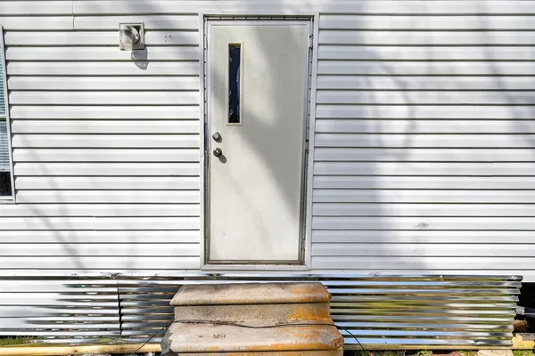 a view of entryway with a window