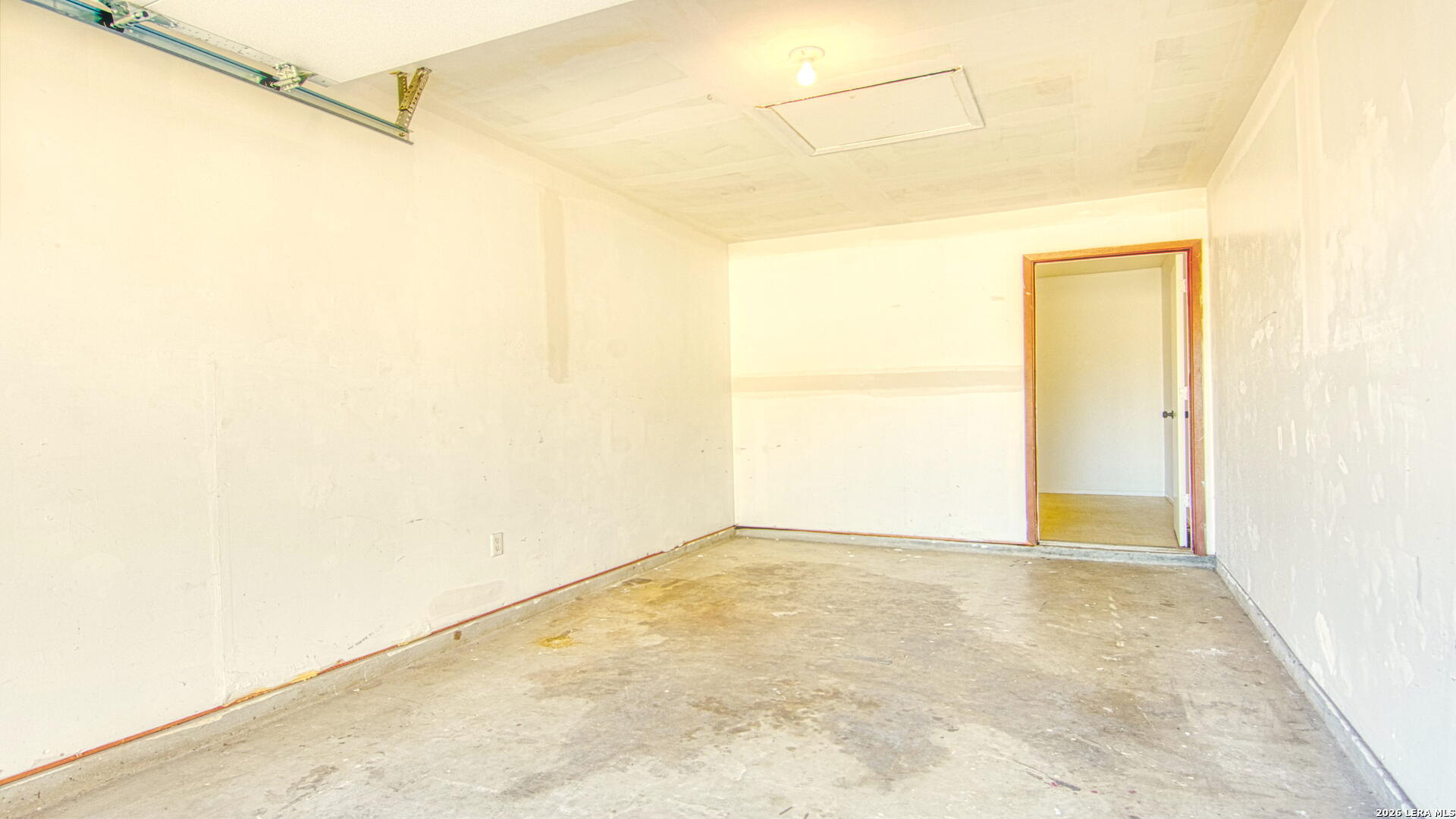 406 Pine Street Kenedy, TX 78119 - Photo 11 of 31 a view of an empty room