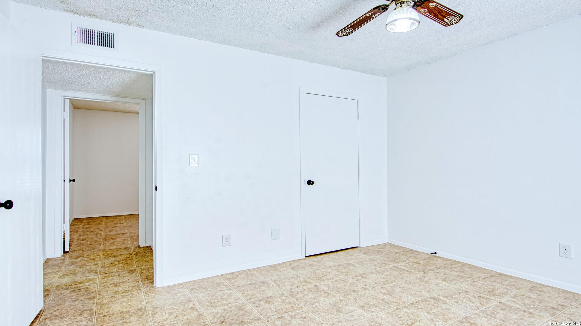 406 Pine Street Kenedy, TX 78119 - Photo 5 of 31 an empty room with closet