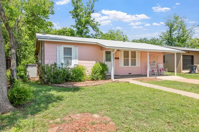 $579,000 | 812 West Austin Street, Fredericksburg, TX 78624