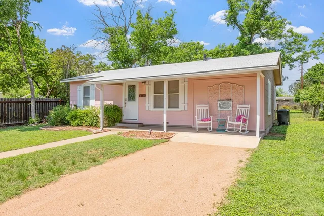 $579,000 | 812 West Austin Street, Fredericksburg, TX 78624