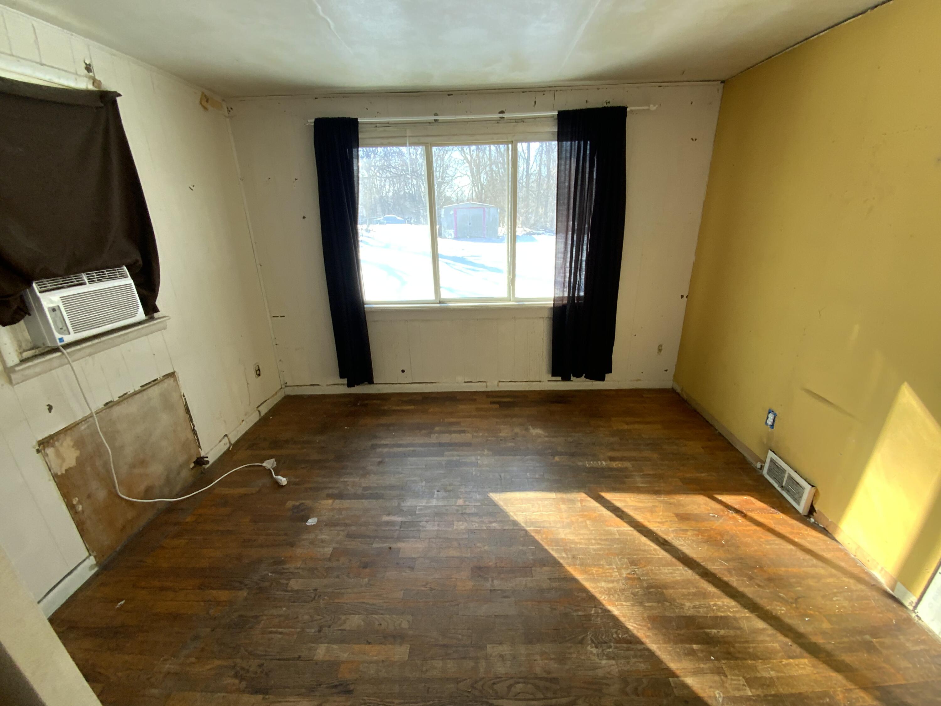 609 West Center Street Albion, MI 49224 - Photo 4 of 13 IMG_1364