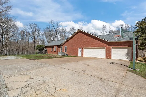 $795,000 | 662 Oak Shadow Drive, New Johnsonville, TN 37134