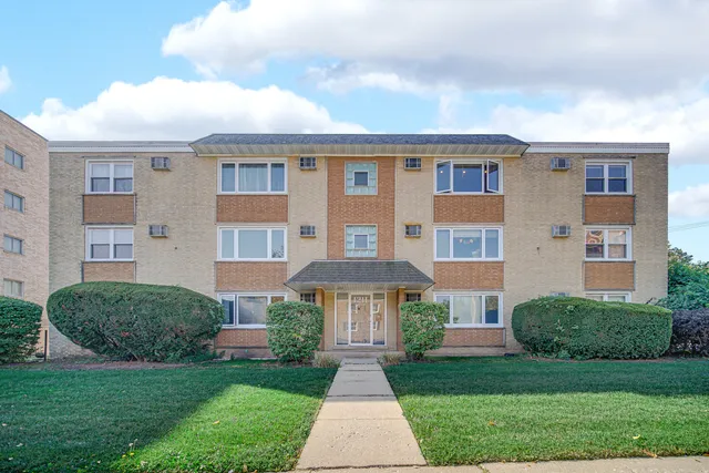 $200,000 | 1211 Brown Street, Unit 3B, Des Plaines, IL 60016