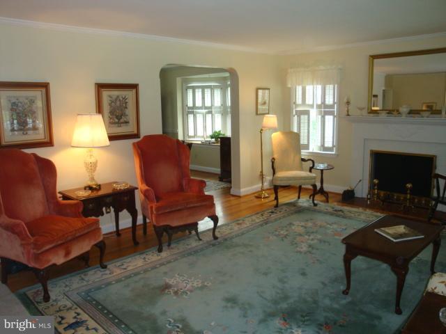 8165 Pleasant Plains Road Baltimore, MD 21286 - Photo 3 of 29 Living Room