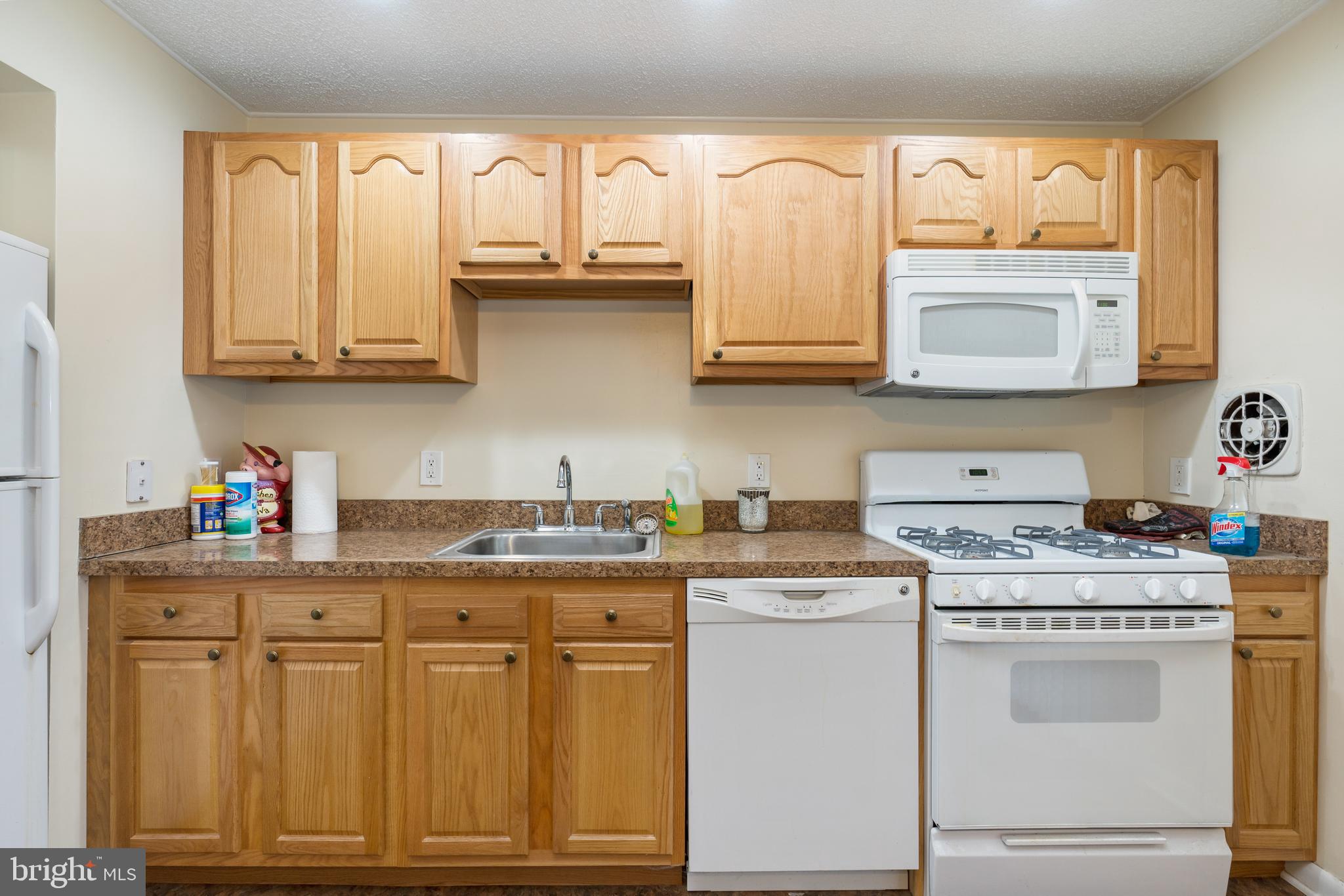 640 Charraway Road Baltimore, MD 21229 - Photo 11 of 21 Plenty of Cabinets