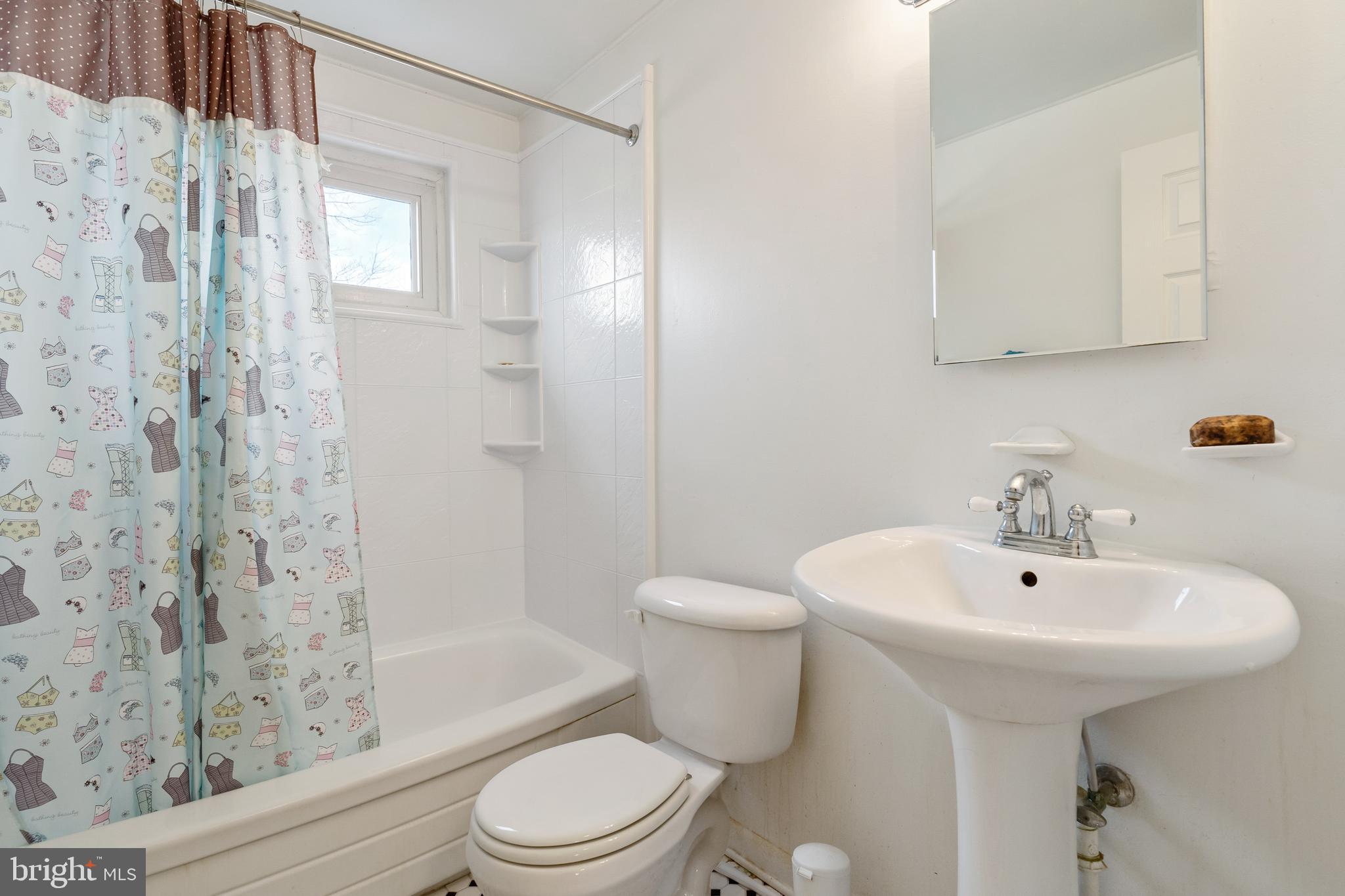 640 Charraway Road Baltimore, MD 21229 - Photo 15 of 21 Full Bath With Tub