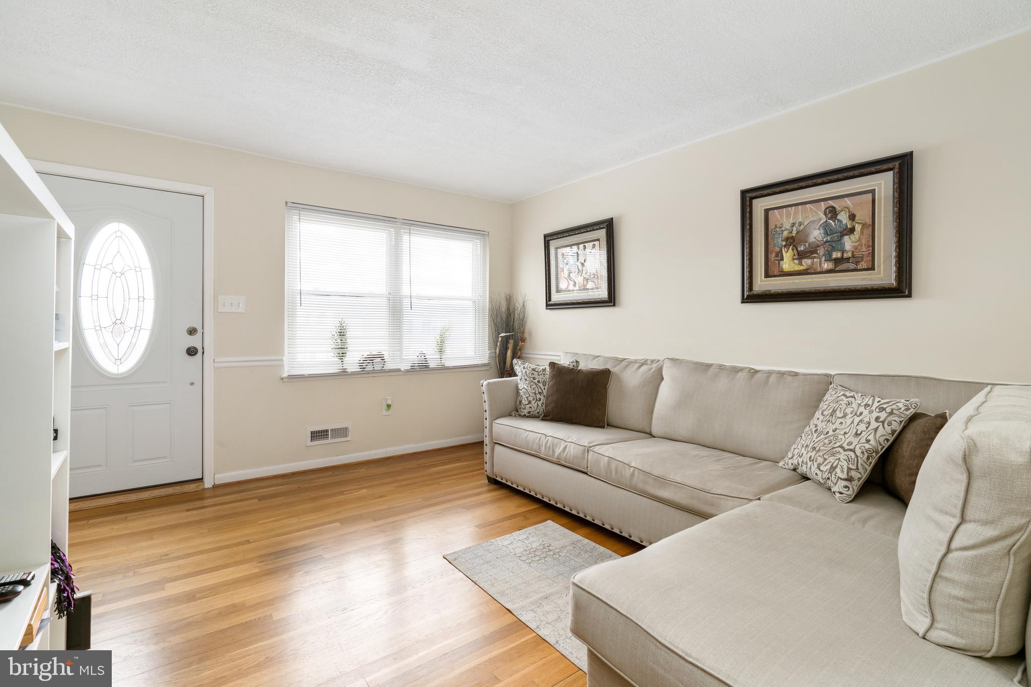 640 Charraway Road Baltimore, MD 21229 - Photo 7 of 21 Spacious Living Room