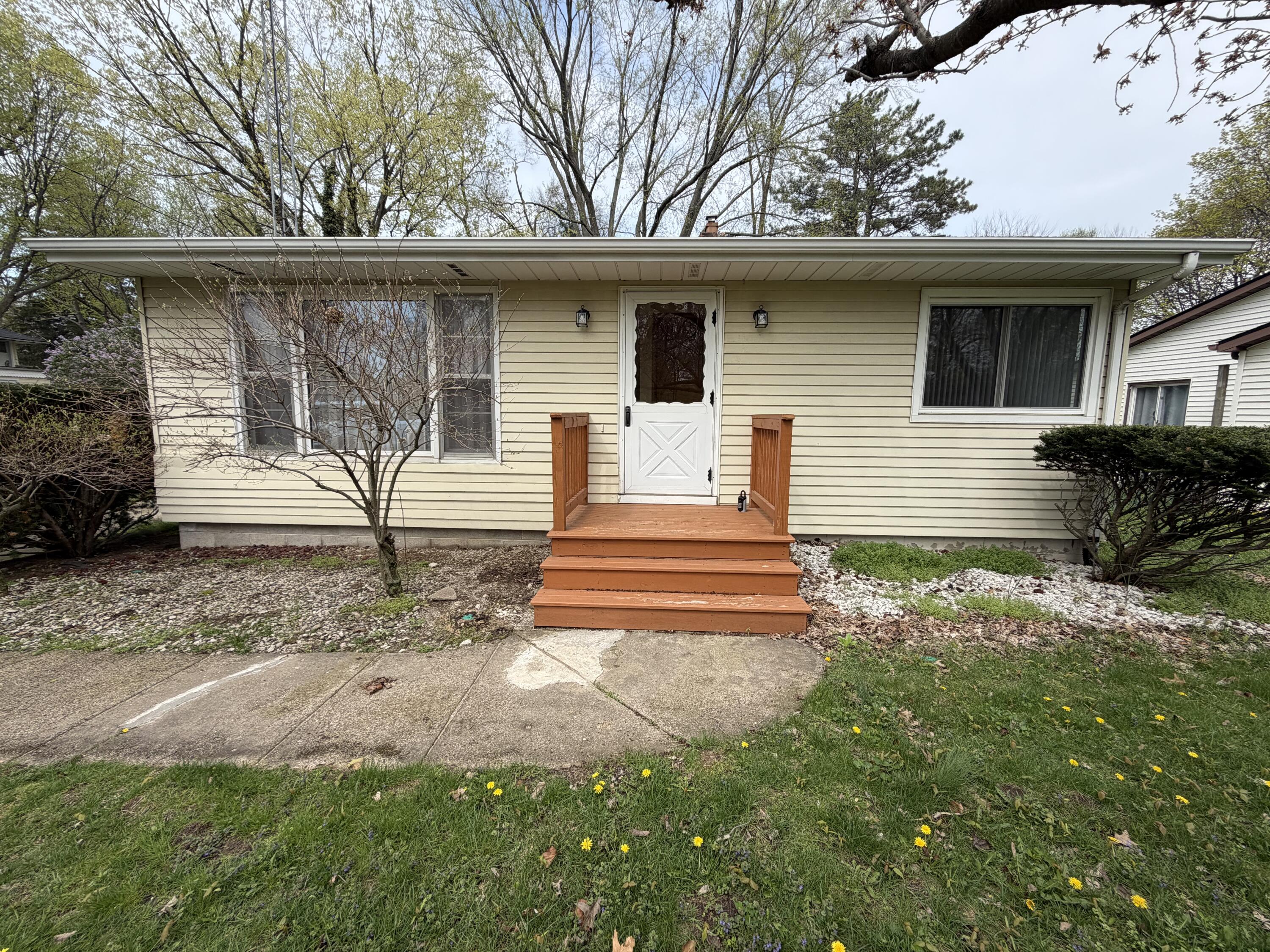 121 Elmside Road Benton Harbor, MI 49022 - Photo 2 of 29 IMG_0617