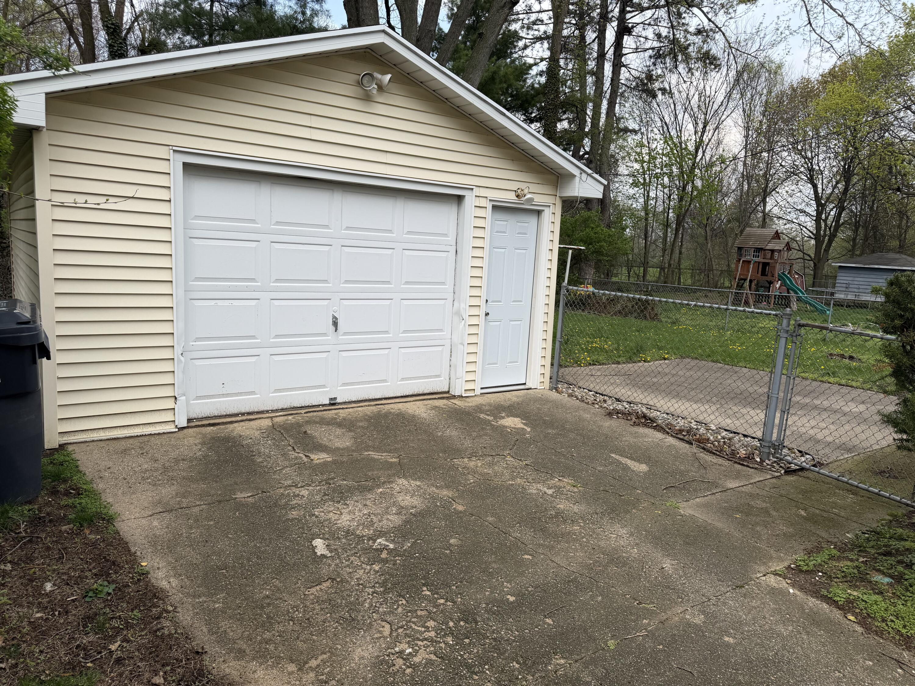 121 Elmside Road Benton Harbor, MI 49022 - Photo 7 of 29 IMG_0608