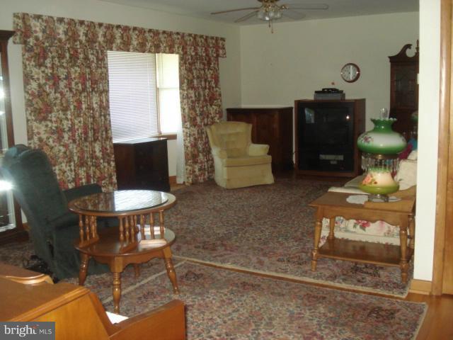 22019 Grove Road Hagerstown, MD 21742 - Photo 11 of 20 Living Room