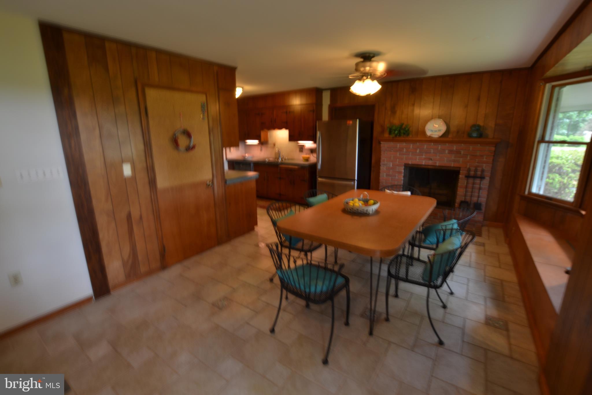 24403 Hipsley Mill Road Gaithersburg, MD 20882 - Photo 18 of 43 Table Space Kitchen