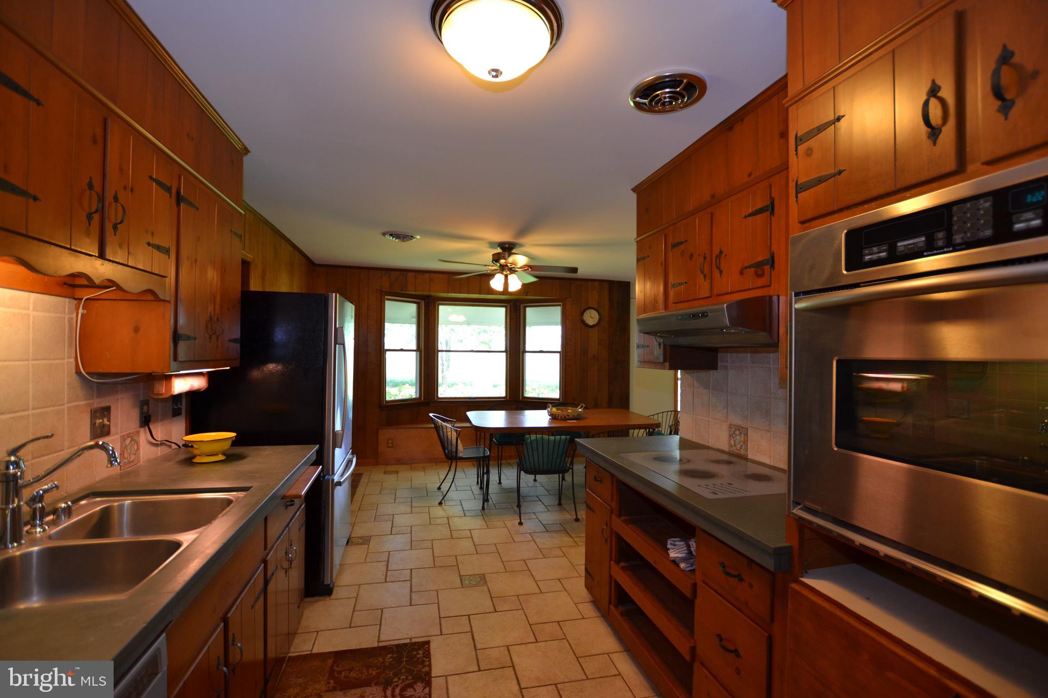 24403 Hipsley Mill Road Gaithersburg, MD 20882 - Photo 24 of 43 Gigantic Kitchen for Everyone!
