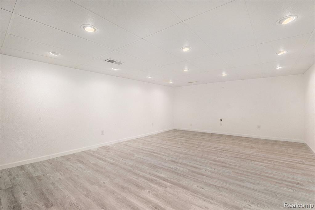 26032 Steele Road Farmington Hills, MI 48331 - Photo 25 of 38