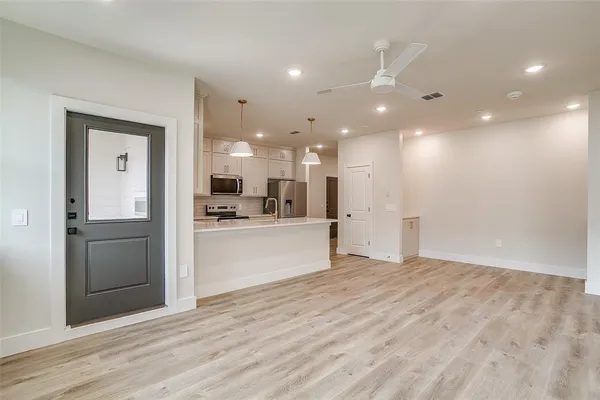 $2,495 | 408 Foch Street, Unit 301, Fort Worth, TX 76107