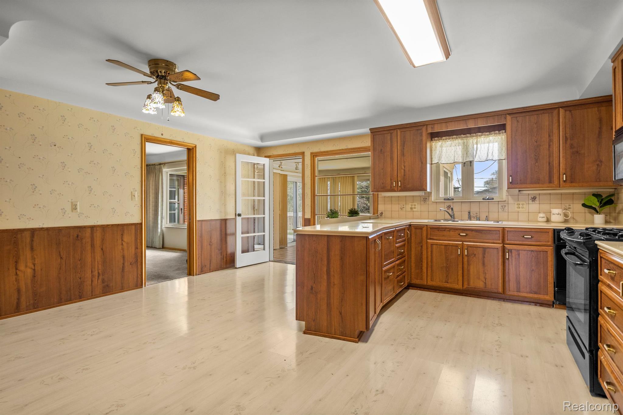 451 South Gulley Road Dearborn, MI 48124 - Photo 16 of 41 Kitchen