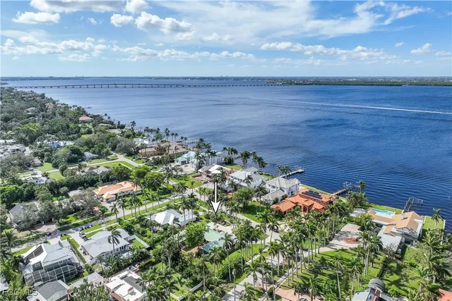 $895,000 | 3209 West Riverside Drive, Fort Myers, FL 33901