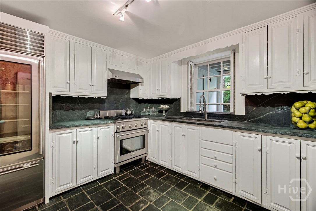 203 West Charlton Street Savannah, GA 31401 - Photo 36 of 48